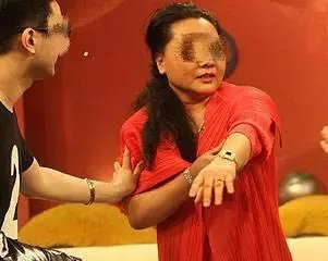 老婆年輕漂亮家境好,村裡人都羨慕,媽卻拿刀逼我離婚