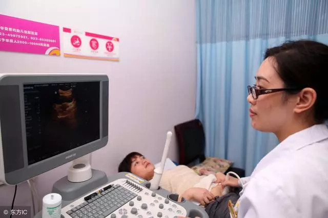 婆婆做夢都想抱孫子,產房外她看一眼孩子,月子裡我眼淚都流乾了