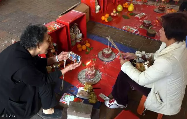 婆婆做夢都想抱孫子,產房外她看一眼孩子,月子裡我眼淚都流乾了