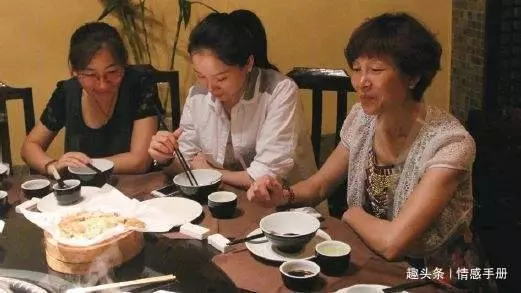 婚後不久,婆婆逼我交出房產證過戶房子,拿出一張紙,全家人蒙住