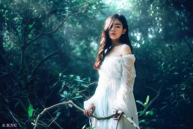 婚後不久,婆婆逼我交出房產證過戶房子,拿出一張紙,全家人蒙住