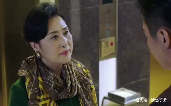 婚後不久,婆婆逼我交出房產證過戶房子,拿出一張紙,全家人蒙住
