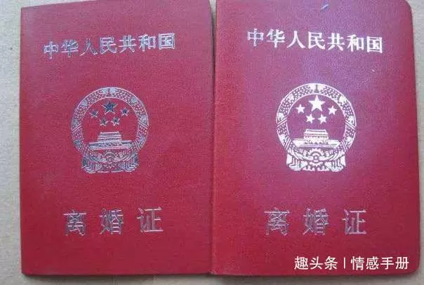 婚後不久,婆婆逼我交出房產證過戶房子,拿出一張紙,全家人蒙住