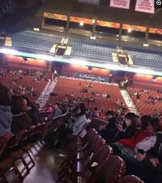 史上最慘澹演唱會!八萬人場館只去了20人,包括掃地阿姨,場面尷尬到哭!