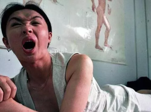 變性22年,只有穿上旗袍才勉強像個女人,看完她的素顏照不要吃驚