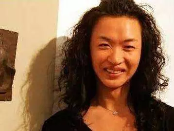 變性22年,只有穿上旗袍才勉強像個女人,看完她的素顏照不要吃驚