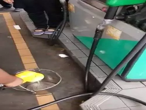 大馬駕駛人士請注意!油站添油時,禁止做這6件事,否則罰款RM5000監禁2年。。