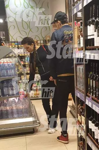【蘇丹一擊就中啊?】前Agong的"妻子"懷孕了!與神秘男子挽手逛街,正臉一看超帥氣!