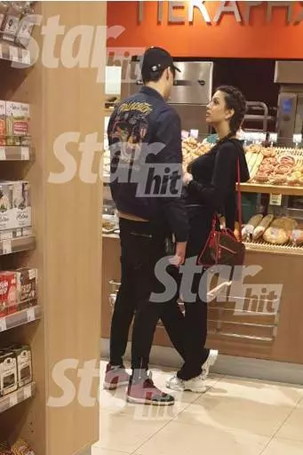 【蘇丹一擊就中啊?】前Agong的"妻子"懷孕了!與神秘男子挽手逛街,正臉一看超帥氣!