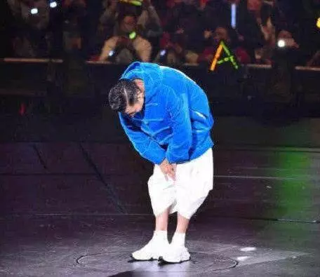劉德華與伴舞貼身,有人注意到了他的手在幹嘛嗎?