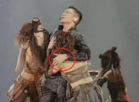 劉德華與伴舞貼身,有人注意到了他的手在幹嘛嗎?