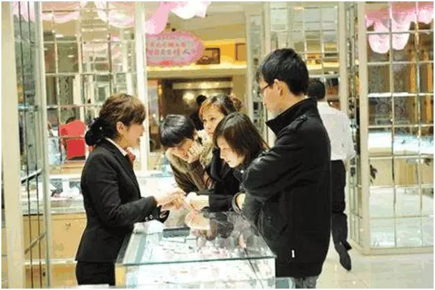 男子送了枚鑽戒給妻子,尺寸不對去珠寶店改,櫃姐的話讓她愣住了