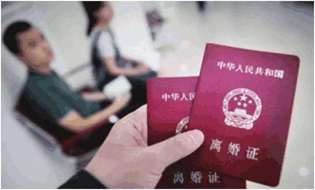 男子送了枚鑽戒給妻子,尺寸不對去珠寶店改,櫃姐的話讓她愣住了