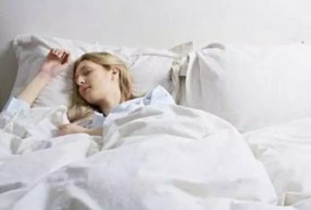 睡覺時,女人若堅持兩腿一分,可能對身體比較好,不妨看看吧!