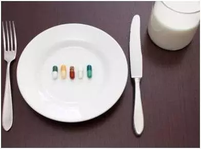 28歲小伙胃部被腐蝕!一個服藥小習慣害苦了他