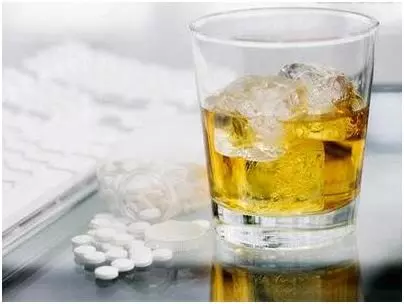 28歲小伙胃部被腐蝕!一個服藥小習慣害苦了他