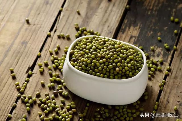 晚上失眠半夜總醒?老軍醫:按按肚上2個反射區,告別失眠睡得香