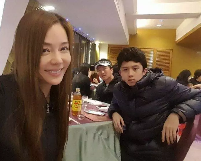 救子狂燒3千萬!狄鶯回春變了一個人,重返舞台!狄鶯穿深V短裙「大秀女神級美腿」