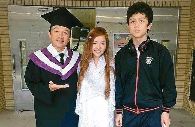 救子狂燒3千萬!狄鶯回春變了一個人,重返舞台!狄鶯穿深V短裙「大秀女神級美腿」