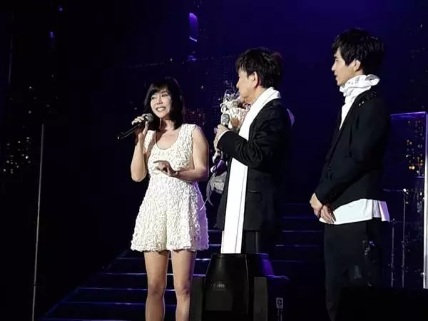 救子狂燒3千萬!狄鶯回春變了一個人,重返舞台!狄鶯穿深V短裙「大秀女神級美腿」