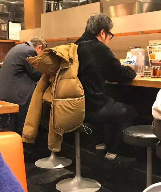 證明「男人絕對是長不大的屁孩」的22張照片!尤其一個人住根本「簡約工業風到極限」