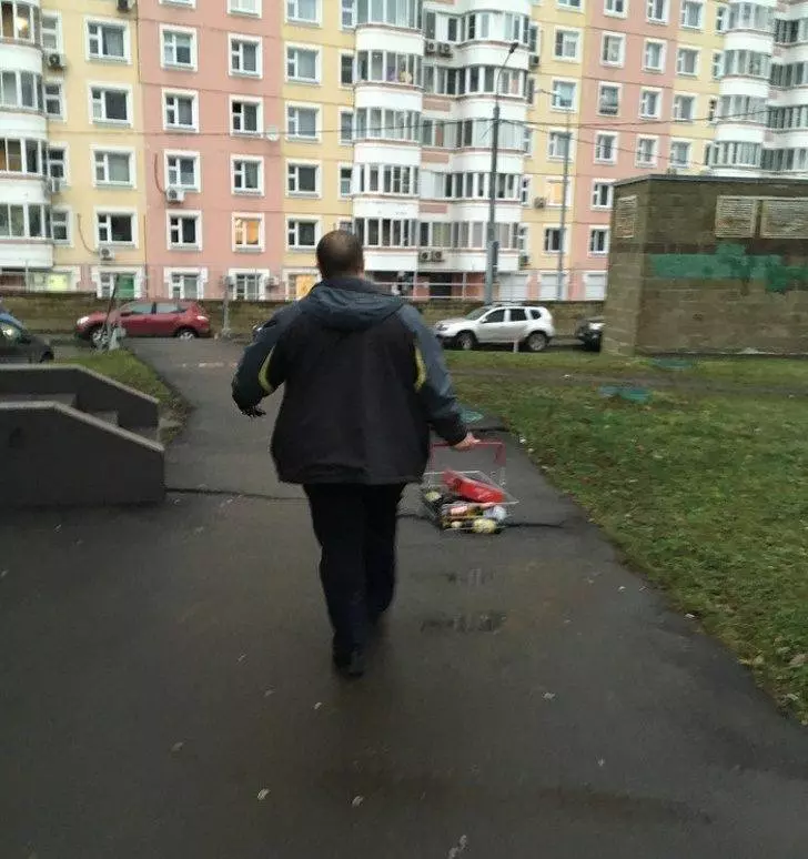 證明「男人絕對是長不大的屁孩」的22張照片!尤其一個人住根本「簡約工業風到極限」