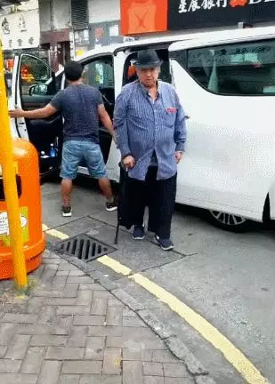 67歲洪金寶拄拐出行被偶遇,步履蹣跚,網友感慨偶像老啦