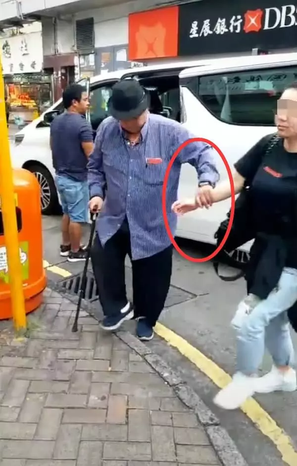 67歲洪金寶拄拐出行被偶遇,步履蹣跚,網友感慨偶像老啦