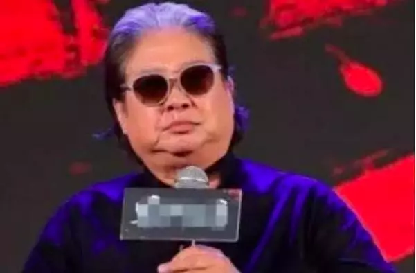 67歲洪金寶拄拐出行被偶遇,步履蹣跚,網友感慨偶像老啦