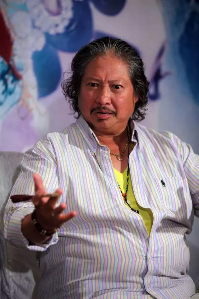 67歲洪金寶拄拐出行被偶遇,步履蹣跚,網友感慨偶像老啦