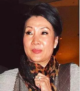 67歲洪金寶拄拐出行被偶遇,步履蹣跚,網友感慨偶像老啦