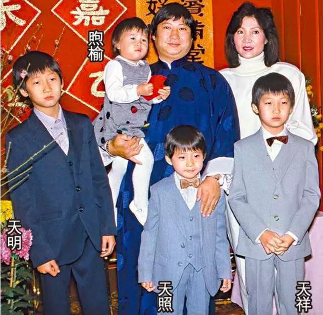 67歲洪金寶拄拐出行被偶遇,步履蹣跚,網友感慨偶像老啦