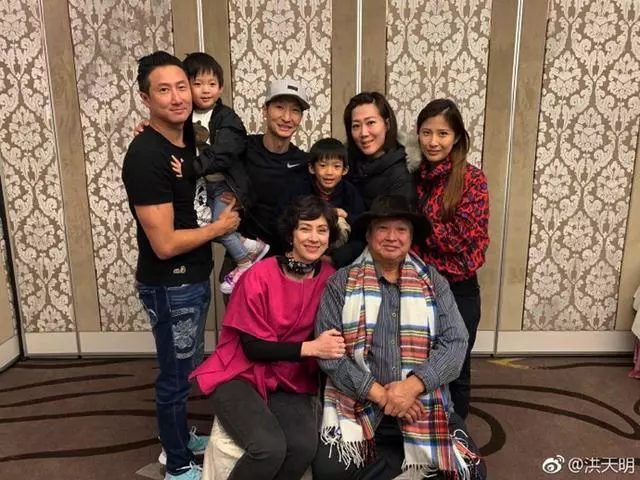 67歲洪金寶拄拐出行被偶遇,步履蹣跚,網友感慨偶像老啦