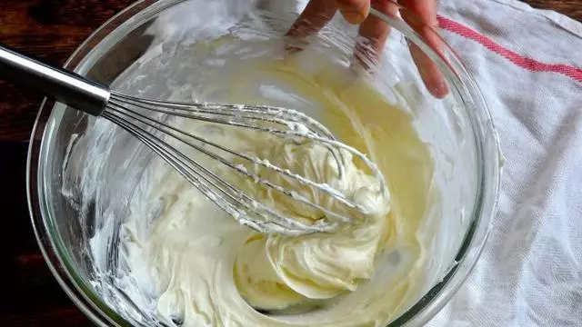這隻看起來「烤糊了」的蛋糕,竟然超級美味,而且做法簡單!
