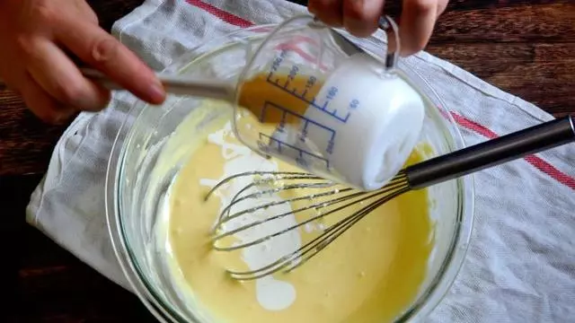 這隻看起來「烤糊了」的蛋糕,竟然超級美味,而且做法簡單!