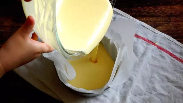 這隻看起來「烤糊了」的蛋糕,竟然超級美味,而且做法簡單!