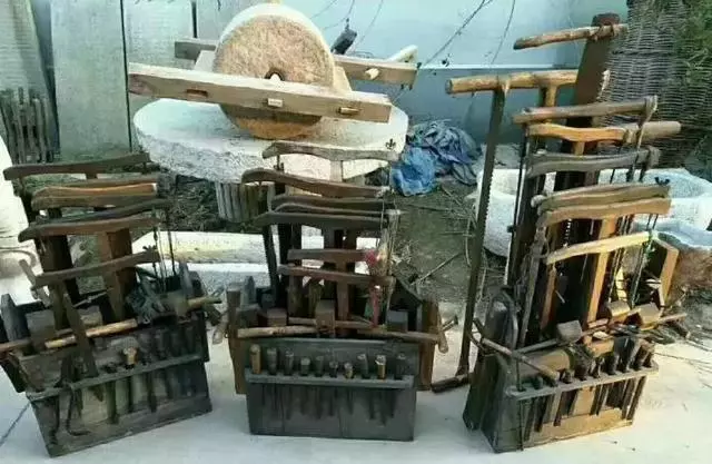 你知道砂紙是如何製造的嗎?砂粒原來是這樣弄上去的!