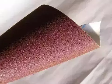 你知道砂紙是如何製造的嗎?砂粒原來是這樣弄上去的!