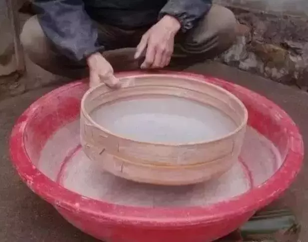 你知道砂紙是如何製造的嗎?砂粒原來是這樣弄上去的!