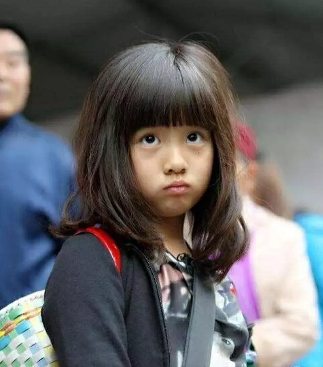 黃磊曬女兒黃多多近照,13歲就穿低領衣服現身,網友:哇,真的長「大」了