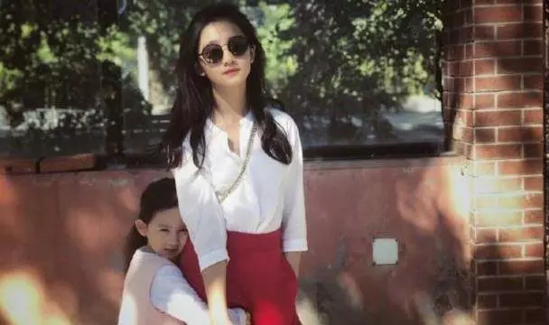黃磊曬女兒黃多多近照,13歲就穿低領衣服現身,網友:哇,真的長「大」了