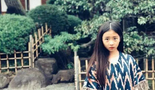 黃磊曬女兒黃多多近照,13歲就穿低領衣服現身,網友:哇,真的長「大」了