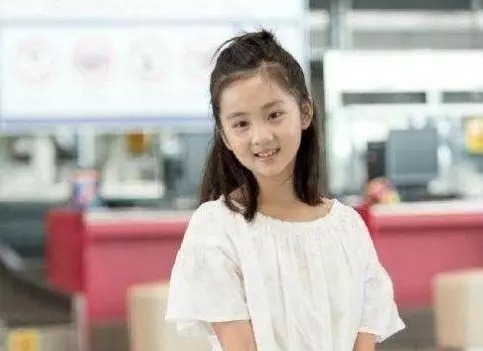 黃磊曬女兒黃多多近照,13歲就穿低領衣服現身,網友:哇,真的長「大」了