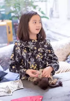 黃磊曬女兒黃多多近照,13歲就穿低領衣服現身,網友:哇,真的長「大」了