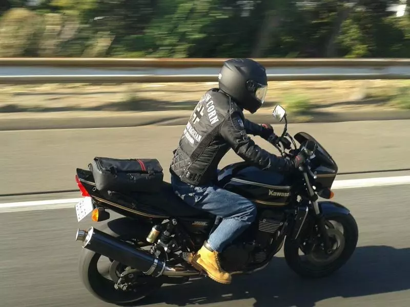 下雨照飆車!他騎到半路「飛來平安符袋」纏腳踝2圈 煞車一看「嚇到寒毛豎起來」:感謝媽祖顯靈