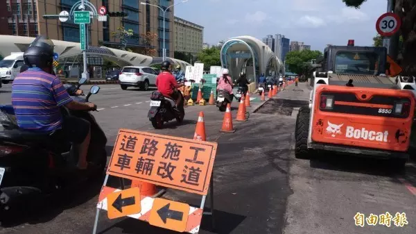 下雨照飆車!他騎到半路「飛來平安符袋」纏腳踝2圈 煞車一看「嚇到寒毛豎起來」:感謝媽祖顯靈