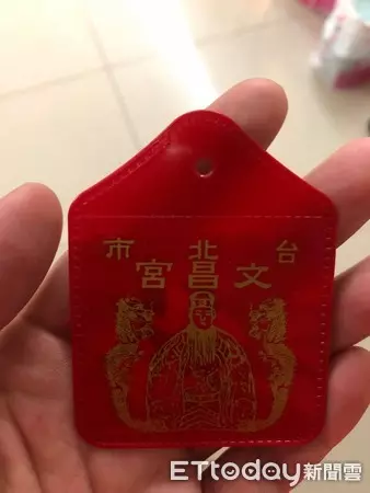 下雨照飆車!他騎到半路「飛來平安符袋」纏腳踝2圈 煞車一看「嚇到寒毛豎起來」:感謝媽祖顯靈