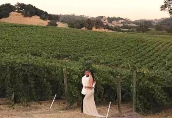與富商結婚一年,丈夫國外千畝家產曝光,這才是娛樂圈中會嫁人的!