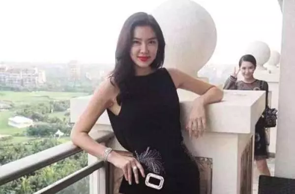 與富商結婚一年,丈夫國外千畝家產曝光,這才是娛樂圈中會嫁人的!