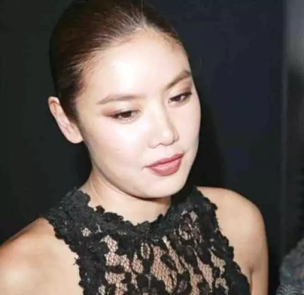 與富商結婚一年,丈夫國外千畝家產曝光,這才是娛樂圈中會嫁人的!